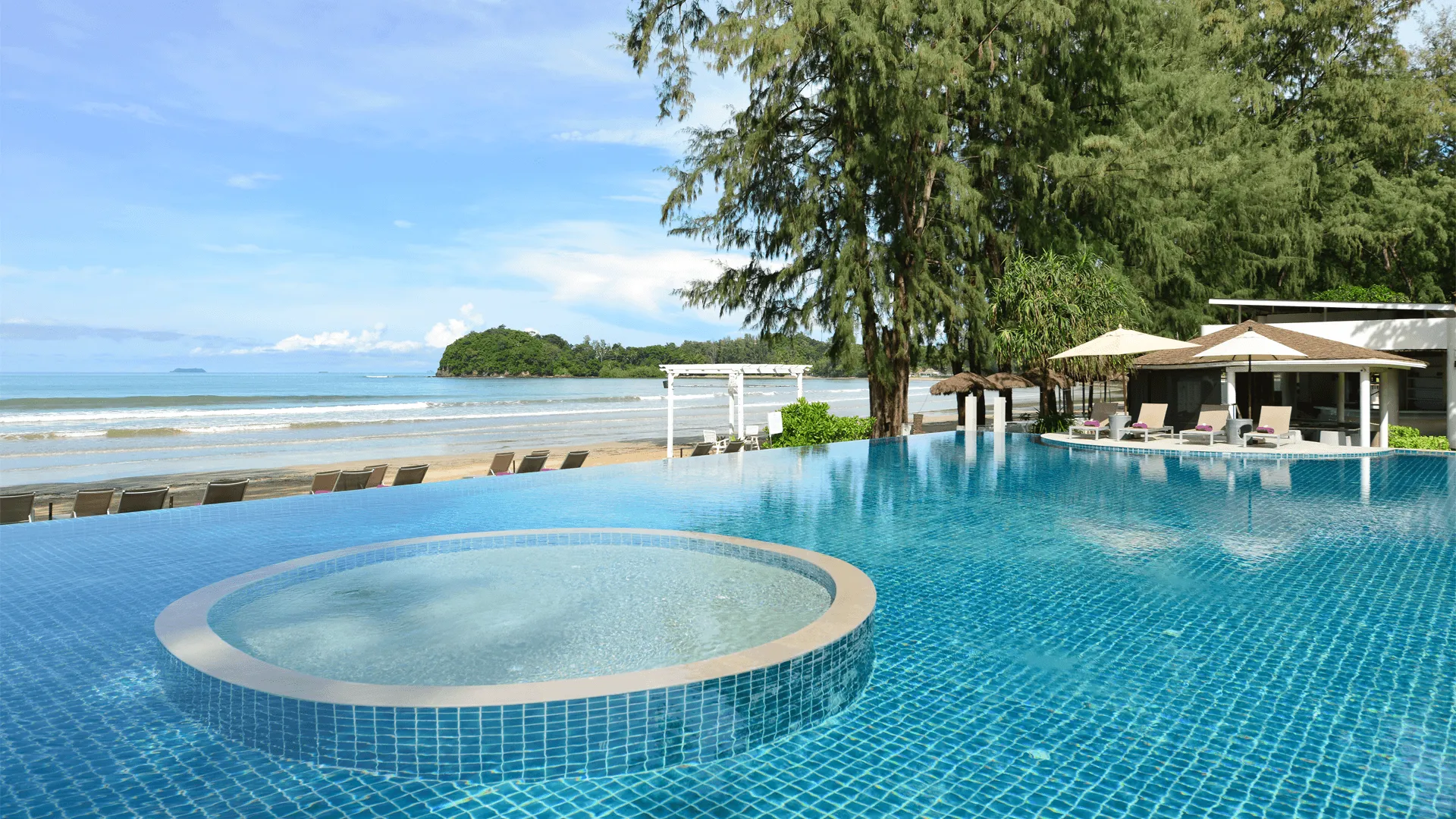 Pool vid stranden på Twin Lotus resort and spa.