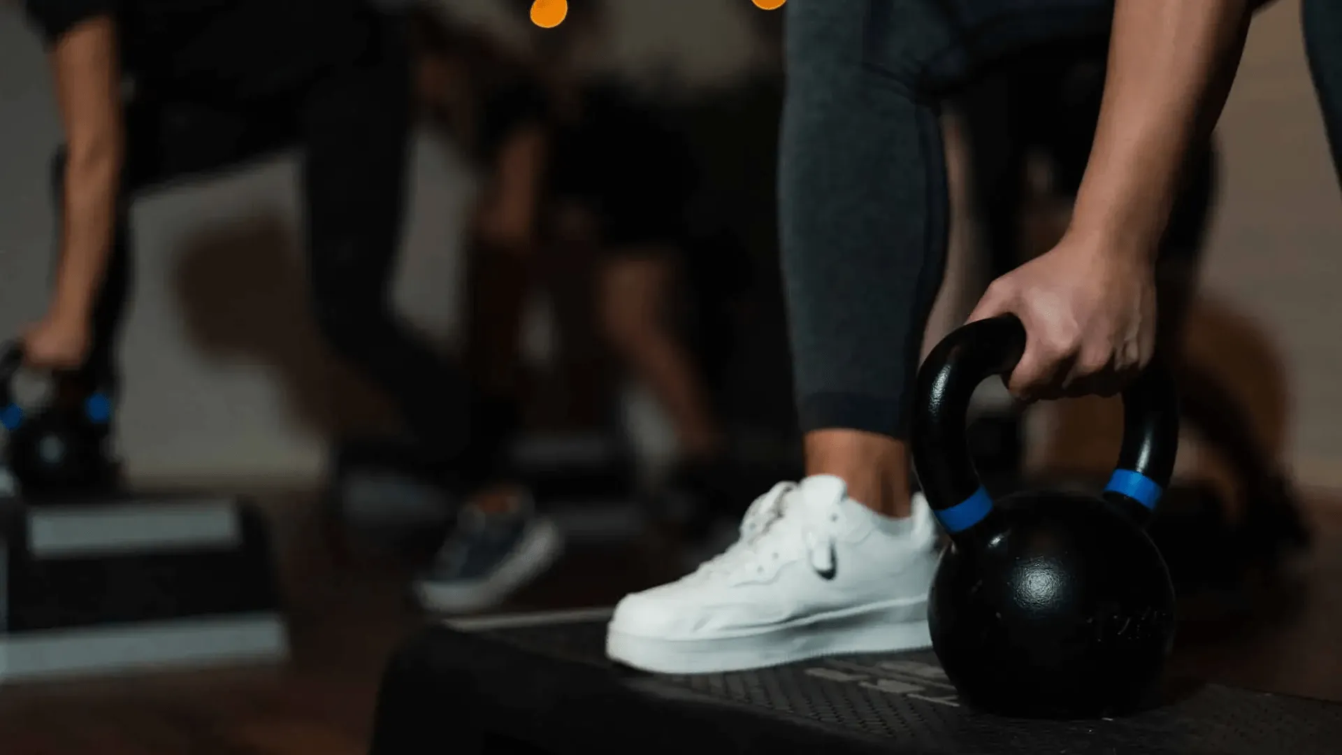 Personer som tränar med kettlebells.