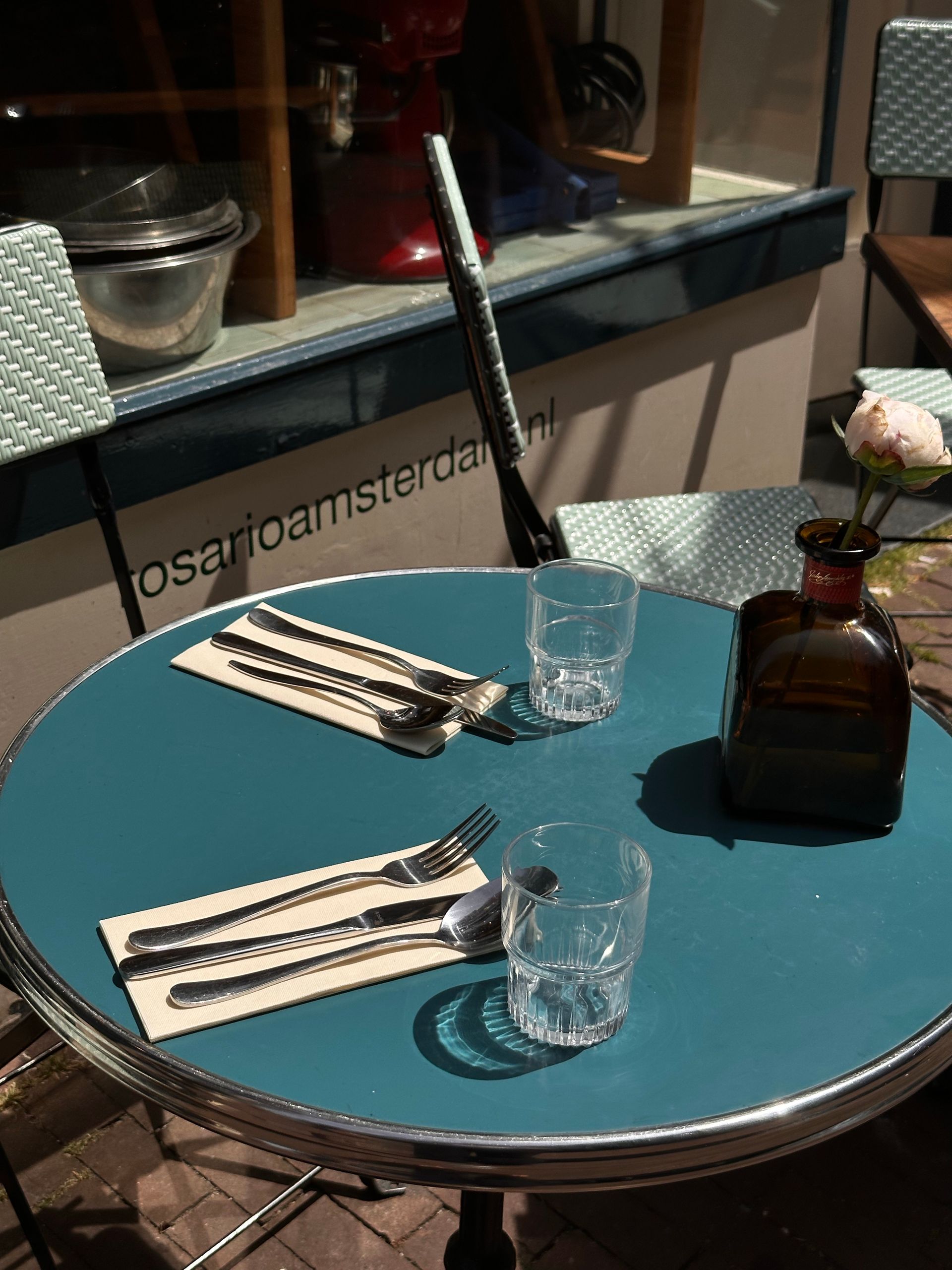 Utomhuscafé i Amsterdams soliga gränder
