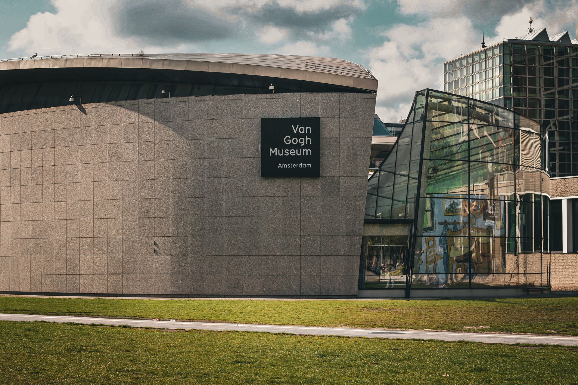 Van Gogh-museets moderna fasad i Amsterdam