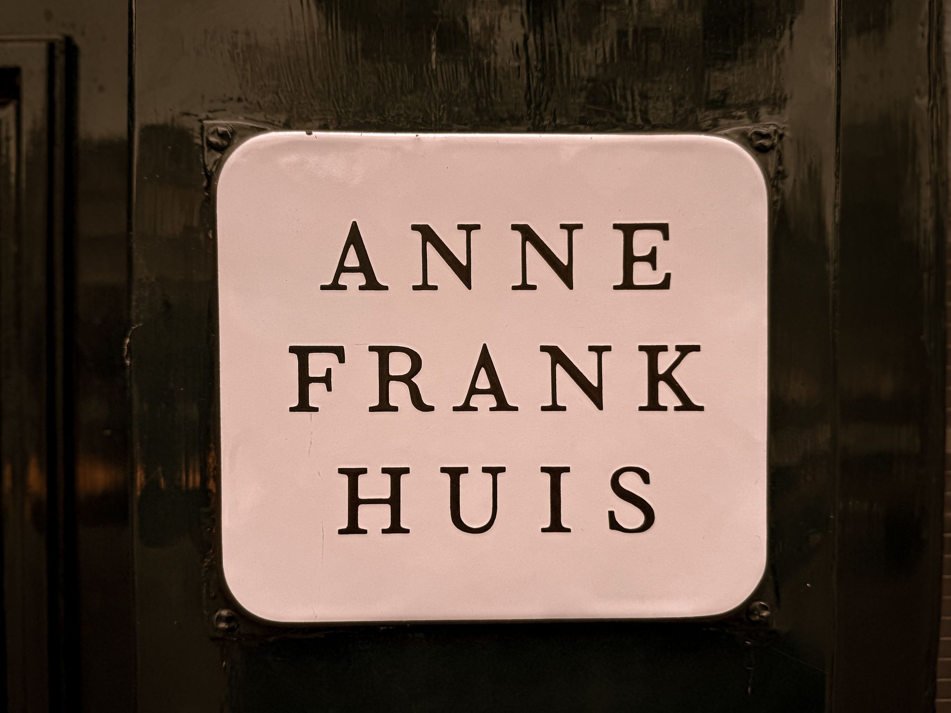 Skylten vid Anne Franks hus i Amsterdam