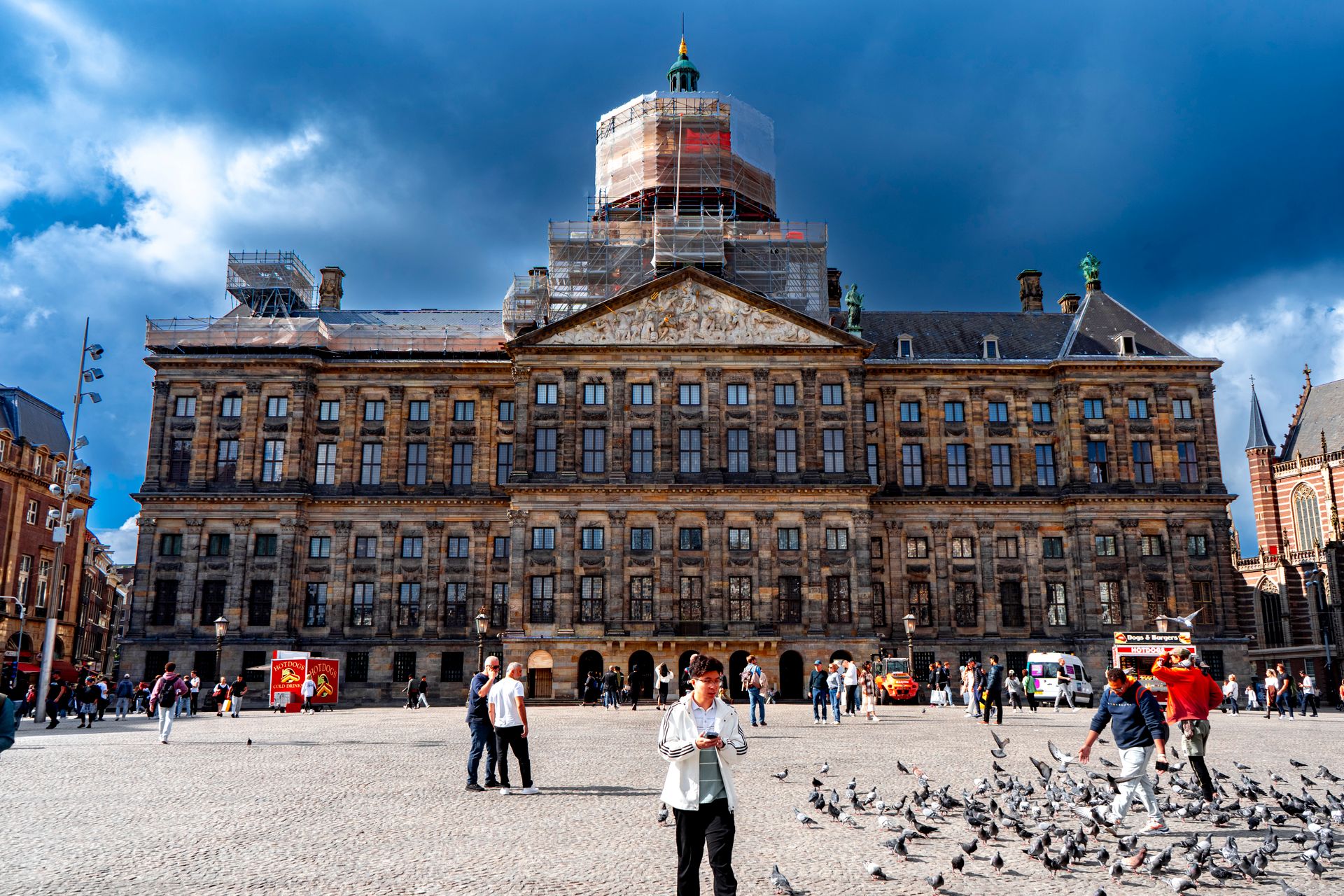 Kungliga slottet och myllret på Dam-torget i Amsterdam