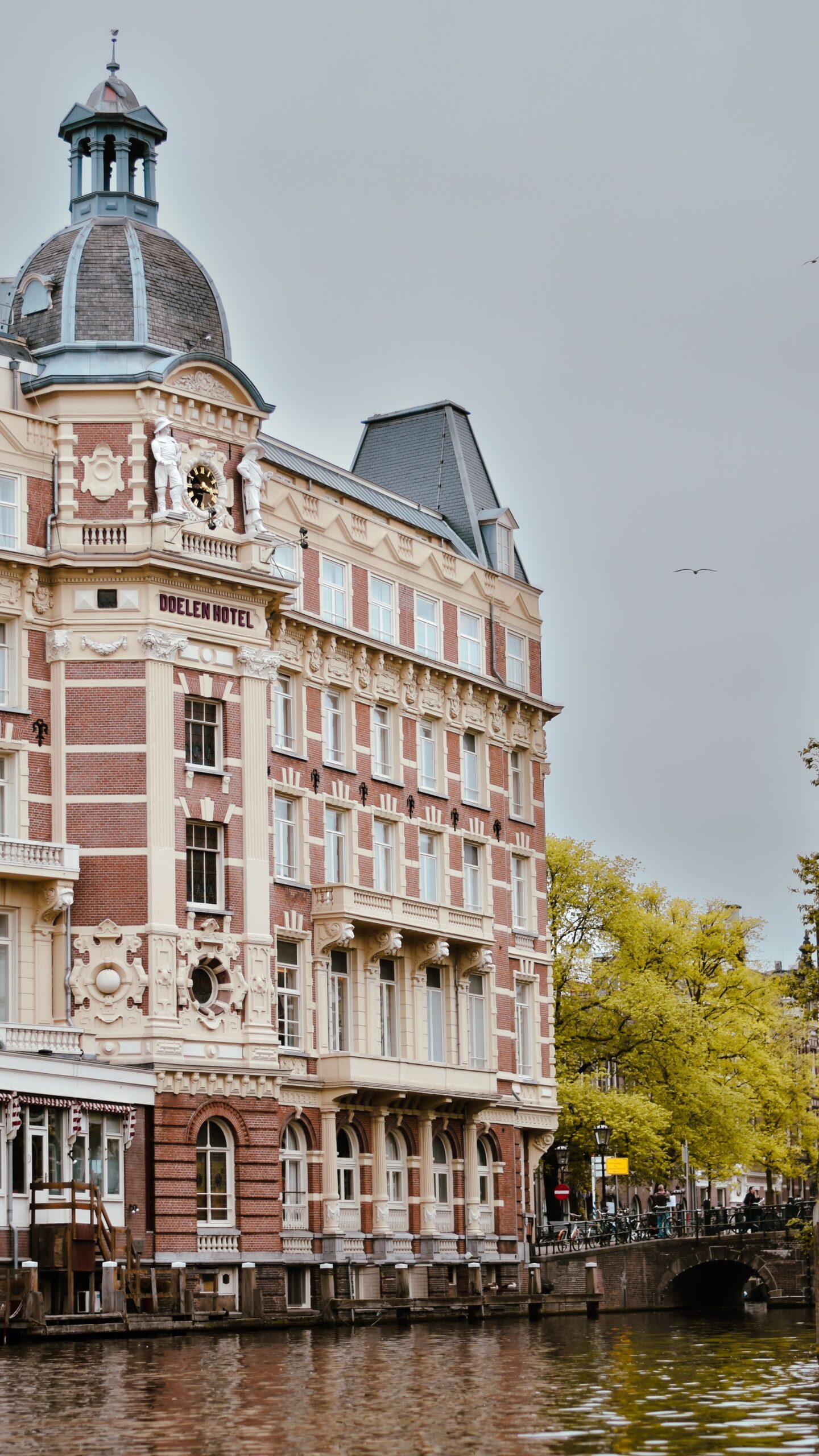 Hotell vid Amstelfloden i centrala Amsterdam