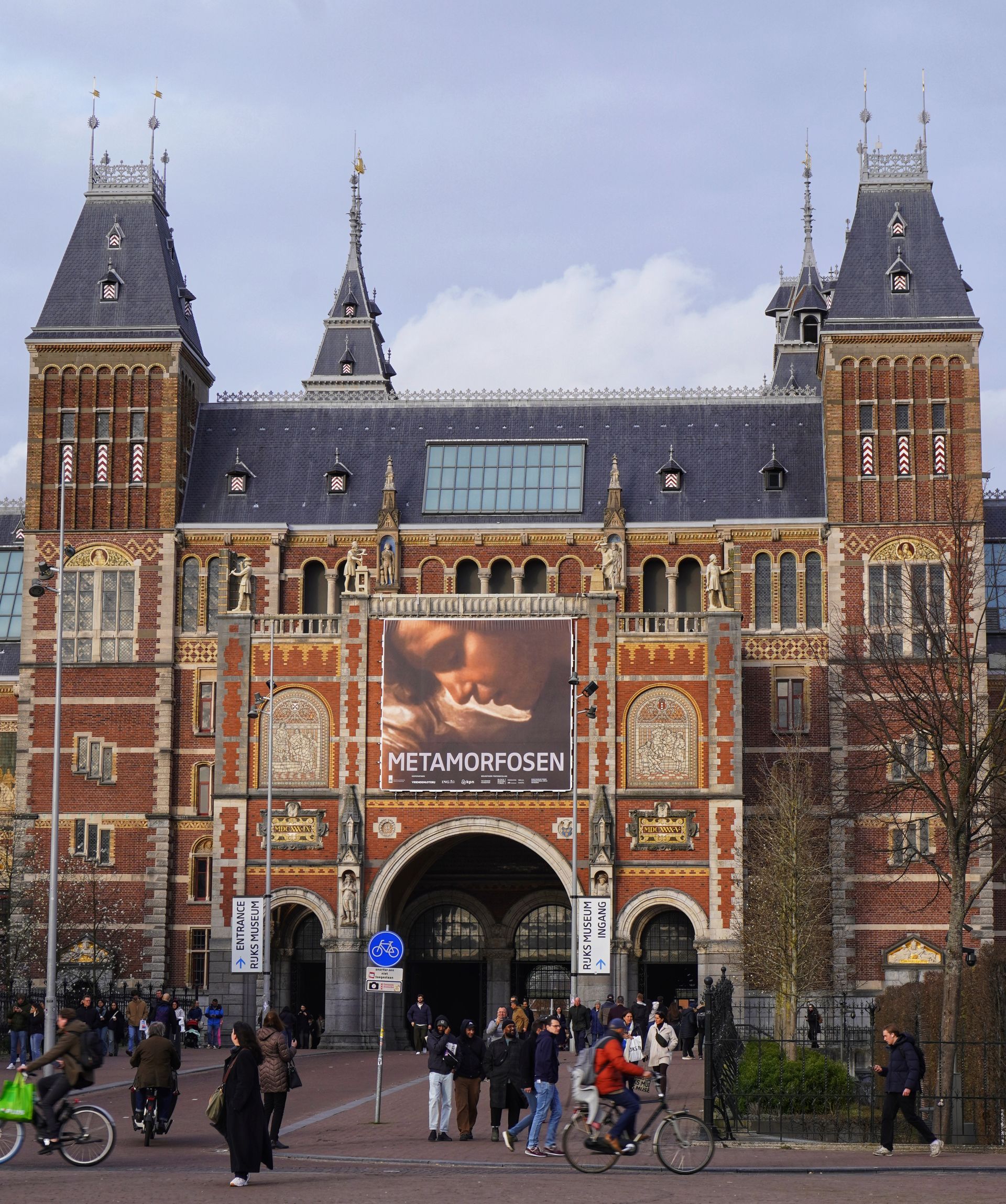 Rijksmuseums imponerande fasad i Amsterdam