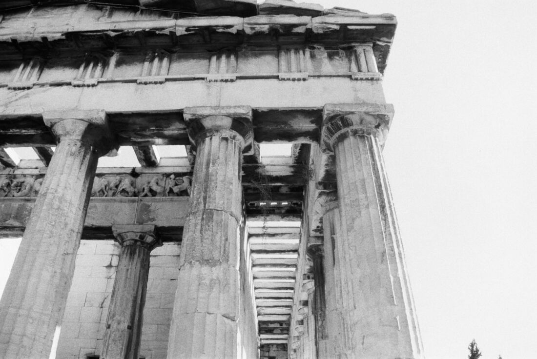 Närbild på Parthenons kolonnad på Akropolis i Aten