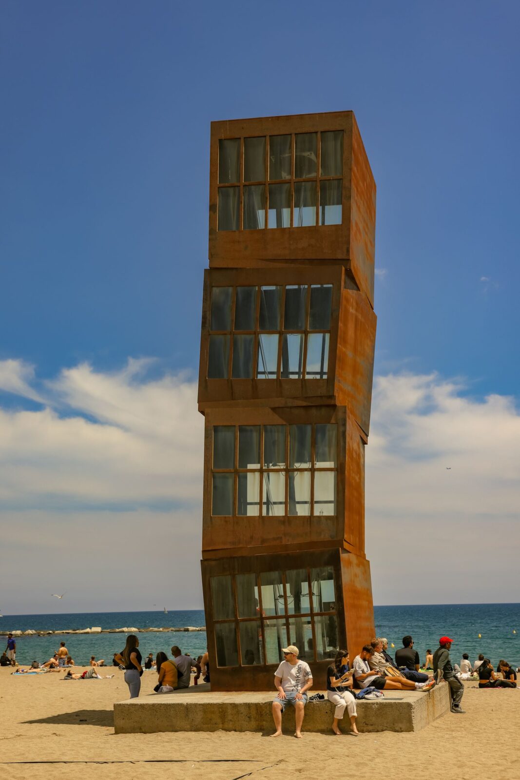 Järntorn-skulptur vid Barceloneta-stranden i Barcelona