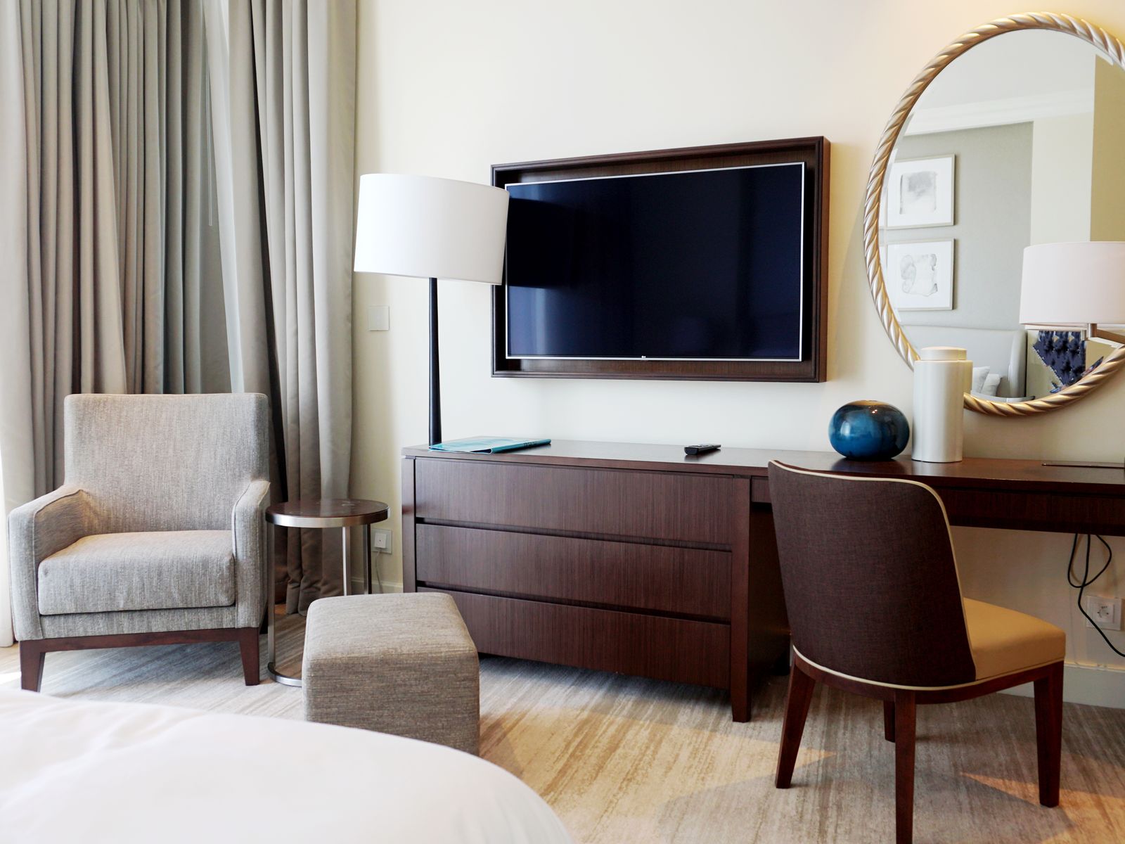 Modernt hotellrum med dubbelsäng