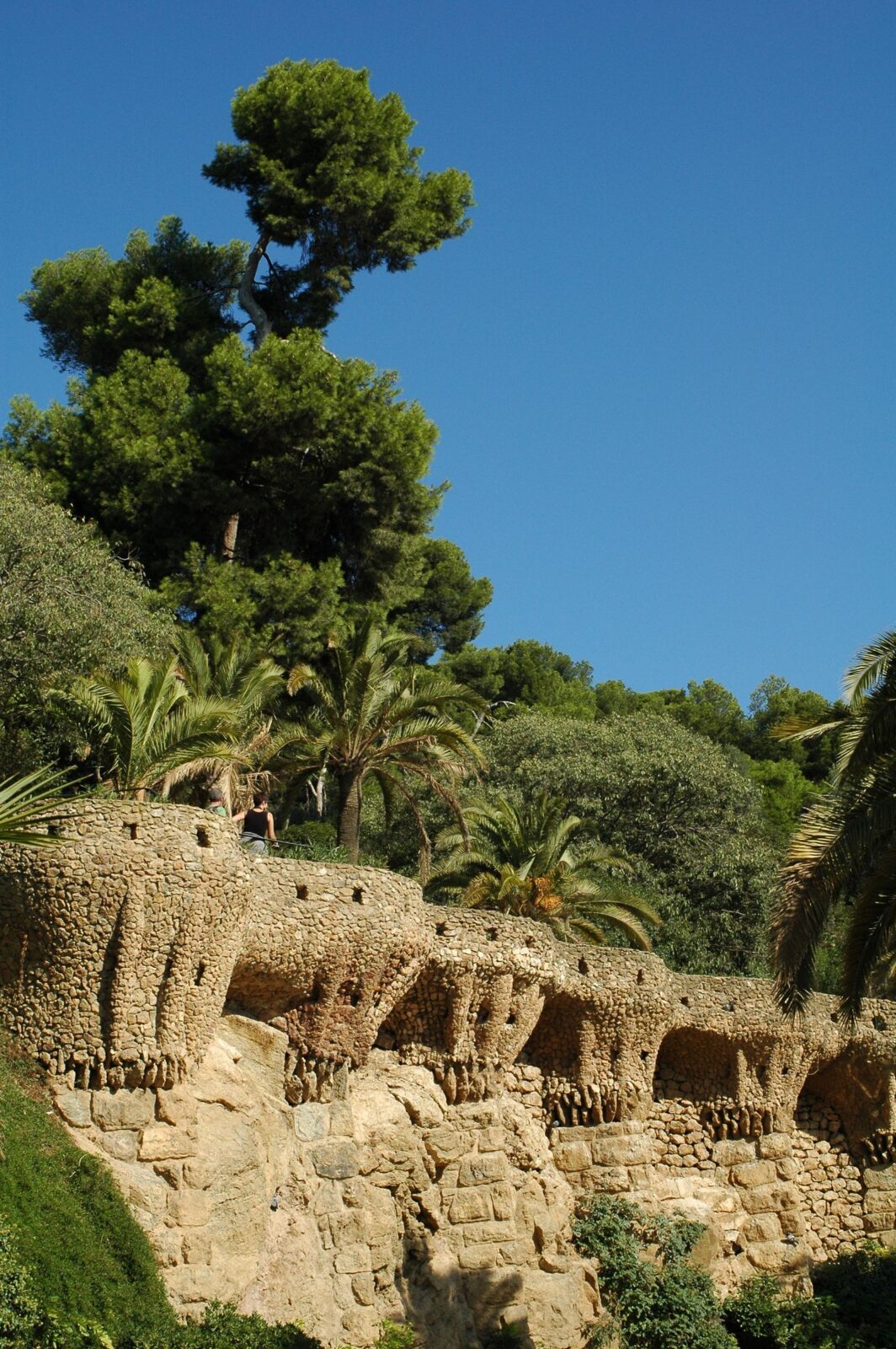 Park Güells ikoniska stenformationer i Barcelona
