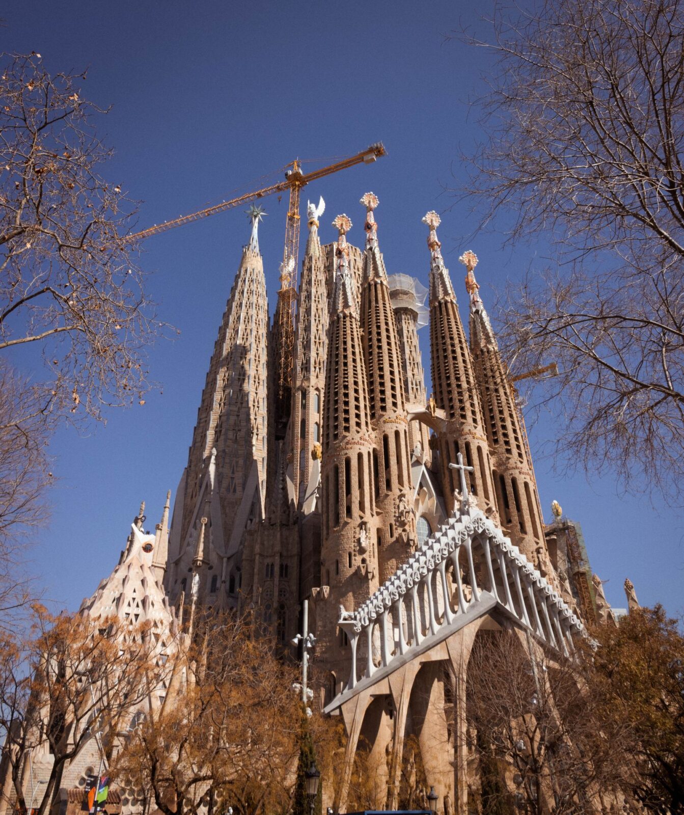 Sagrada Família sedd underifrån i Barcelona