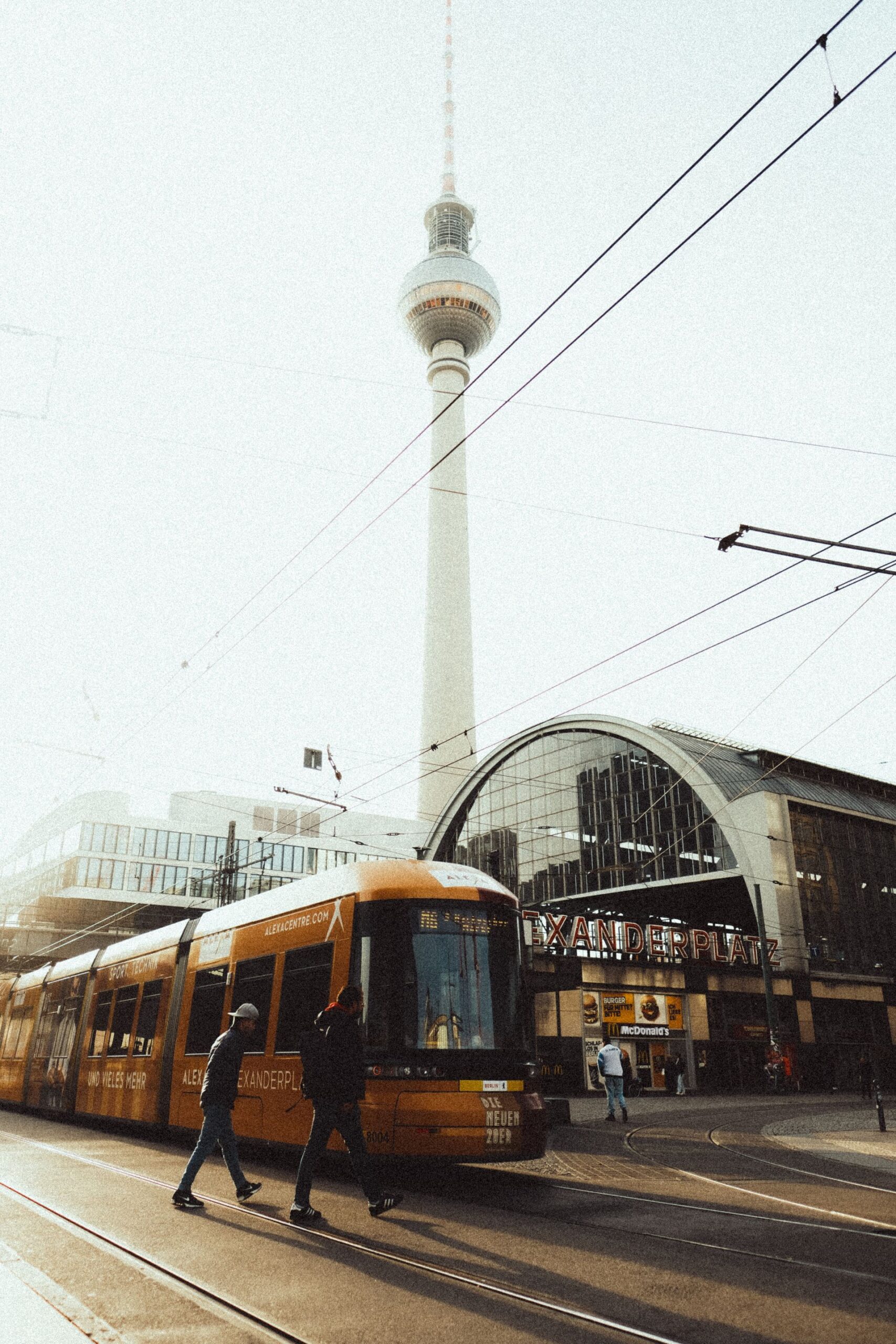 Spårvagn och TV-tornet vid Alexanderplatz i Berlin