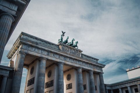 Brandenburger Tor i Berlin under blå himmel