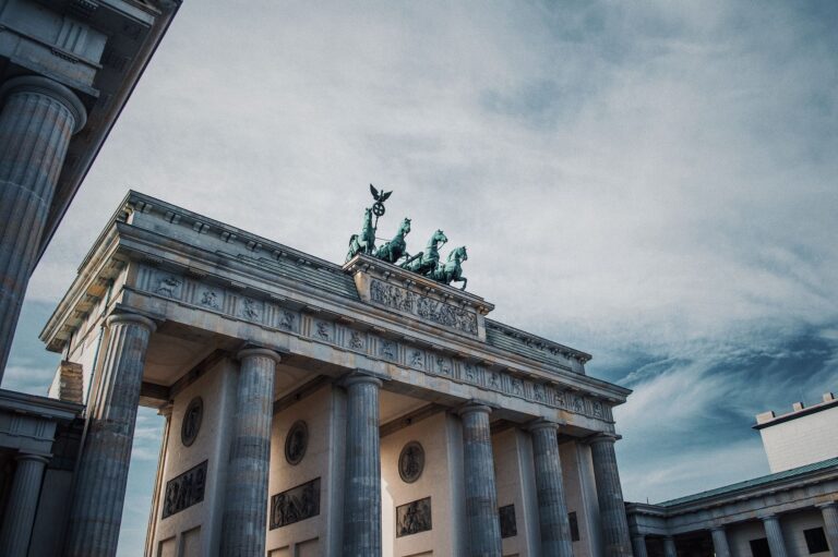 Brandenburger Tor i Berlin under blå himmel