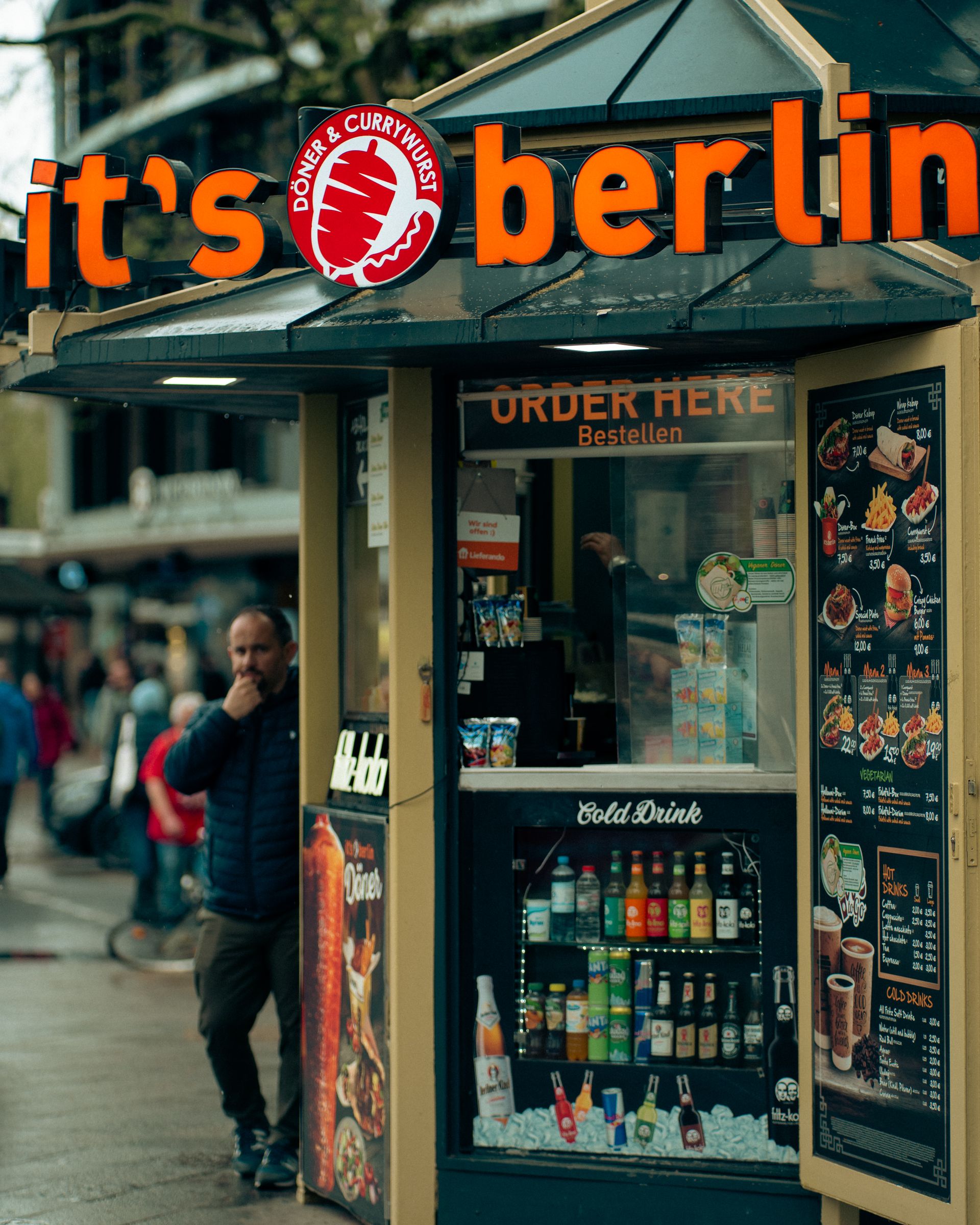 Gatustånd som säljer currywurst i Berlin