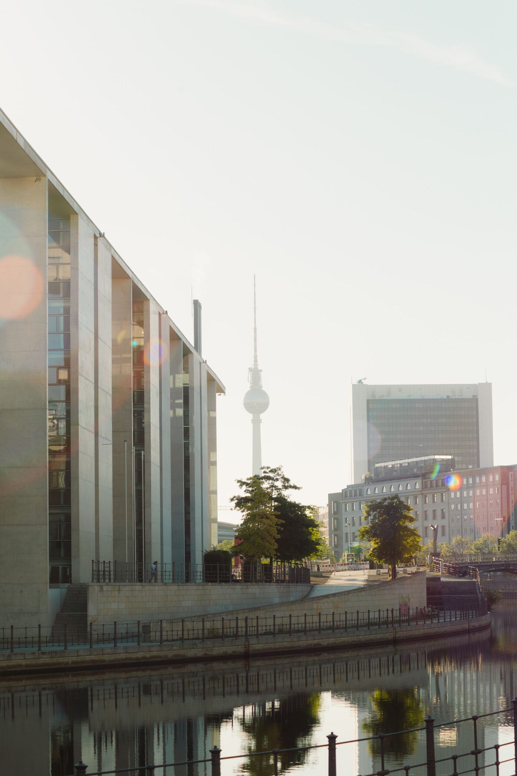 Berlins skyline med TV-tornet och floden Spree