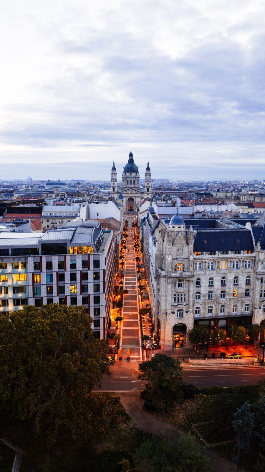 Sankt Stefans basilika och Andrássy Avenue i skymning i Budapest