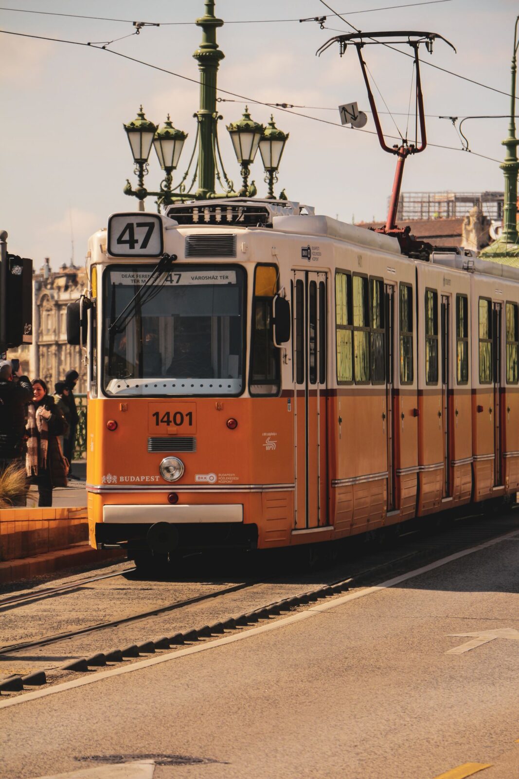 Gul spårvagn på gatorna i Budapest
