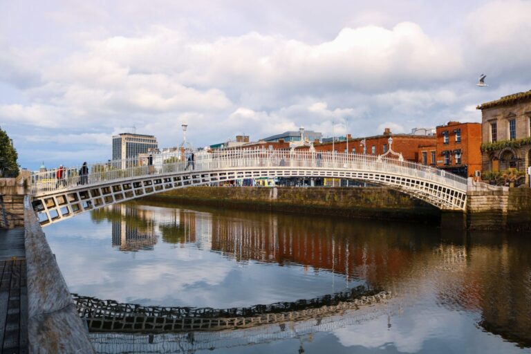 Ha’penny Bridge över floden Liffey i Dublin