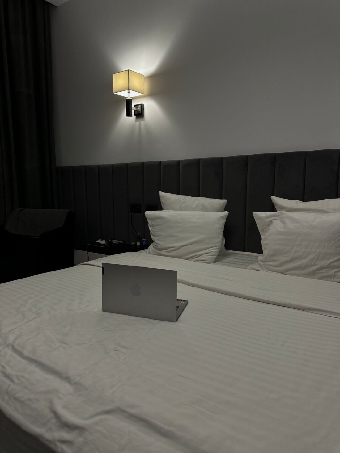 Ljust hotellrum med dubbelsäng, exempel på centralt boende i Dublin