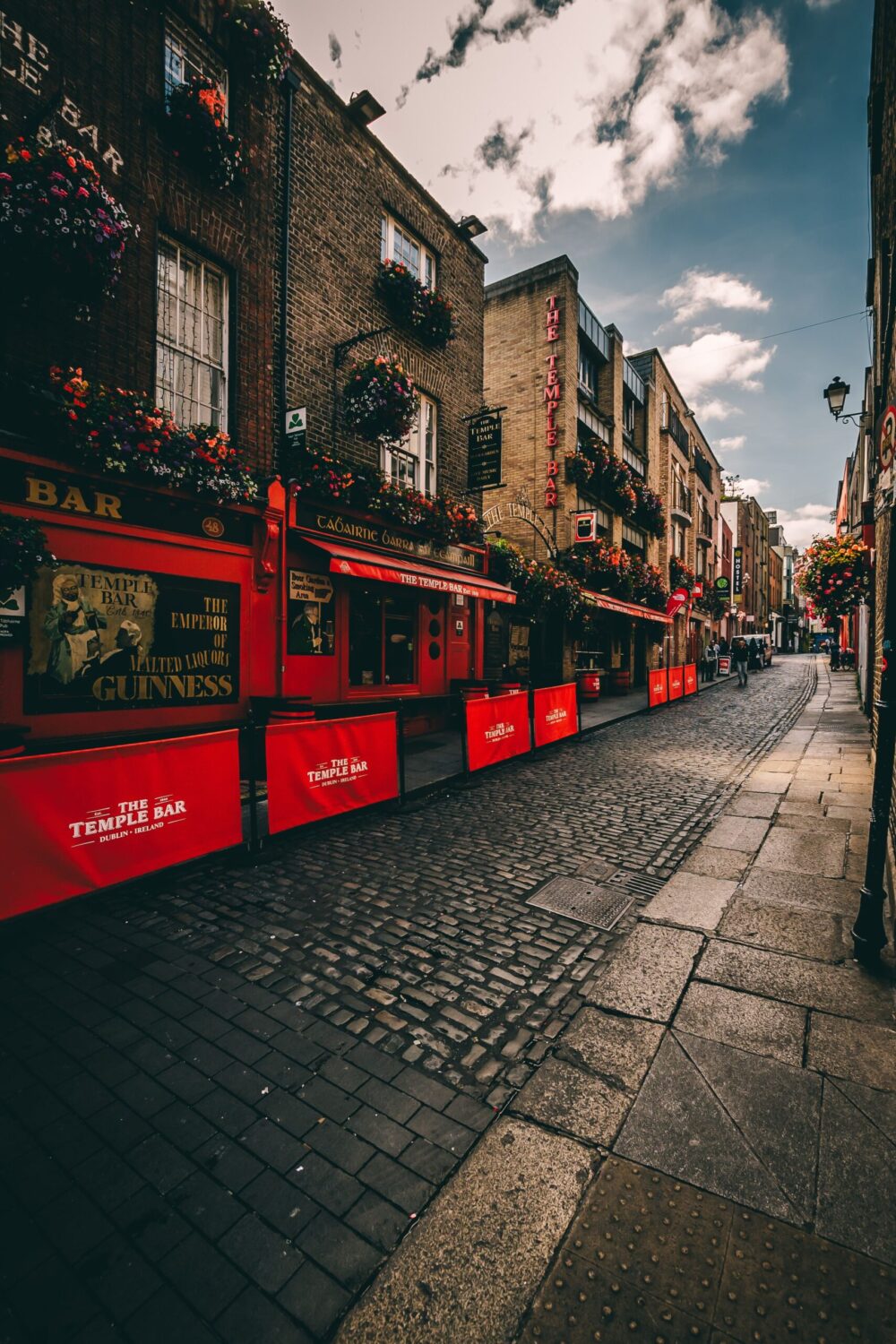 Kullerstensgata med färgglada pubfasader i Temple Bar, Dublin