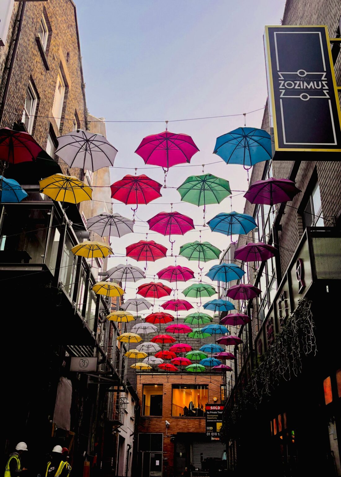 Paraplyinstallation över en gränd i Temple Bar, Dublin