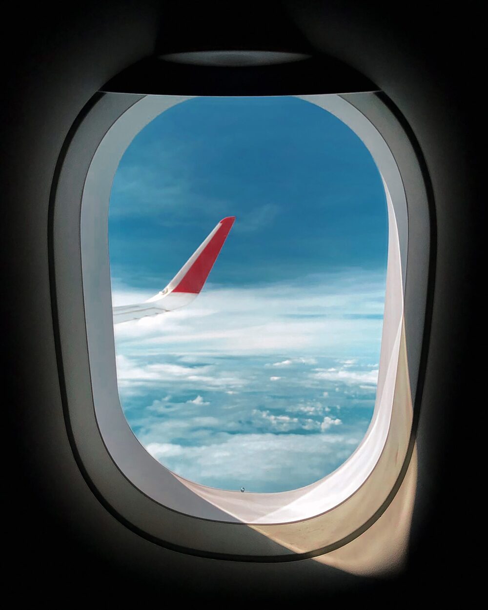 Flygplansvinge mot klarbla himmel pa hemresan