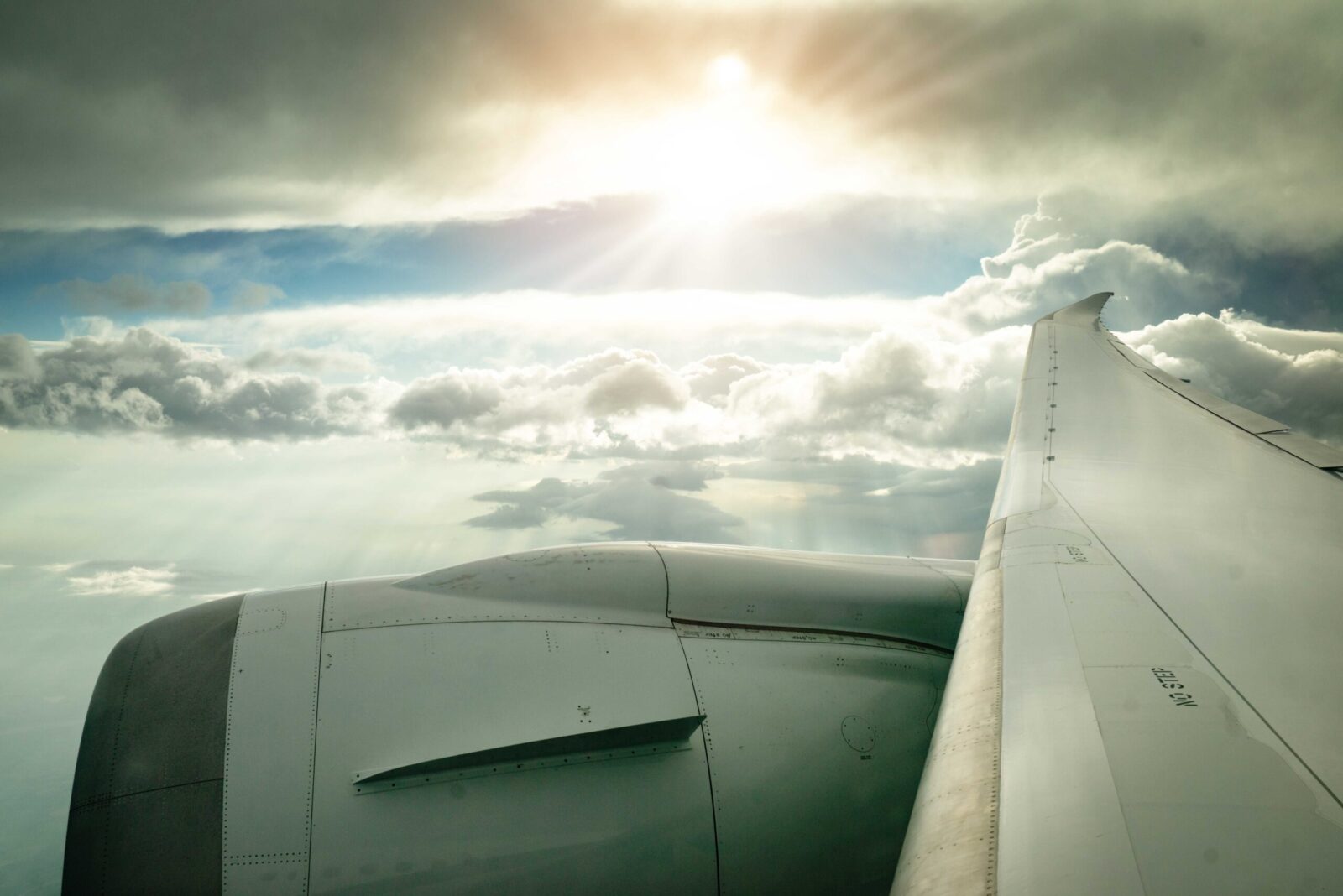 Flygplansvinge över molnen på väg till Dublin