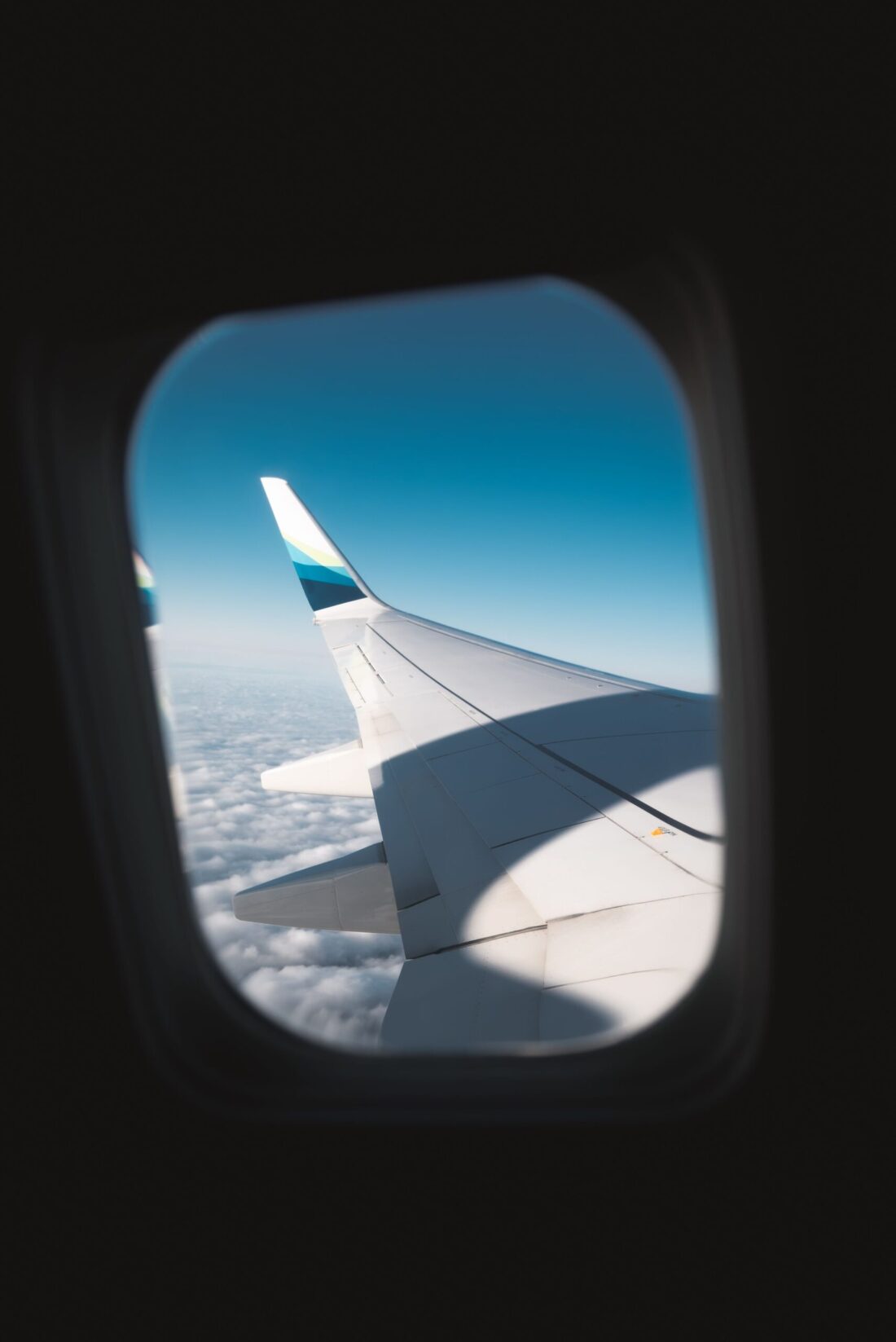 Vy fran flygplansfonster over moln pa vag till Madrid