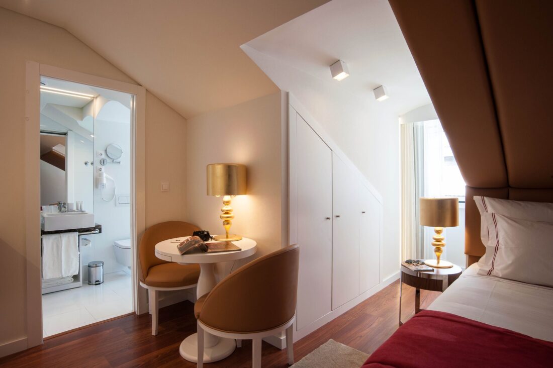 Stilrent hotellrum med varm belysning i centrala Lissabon