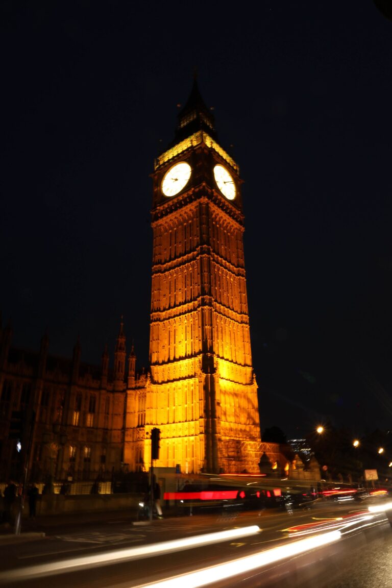 Big Ben och Westminster i London i vackert dagsljus