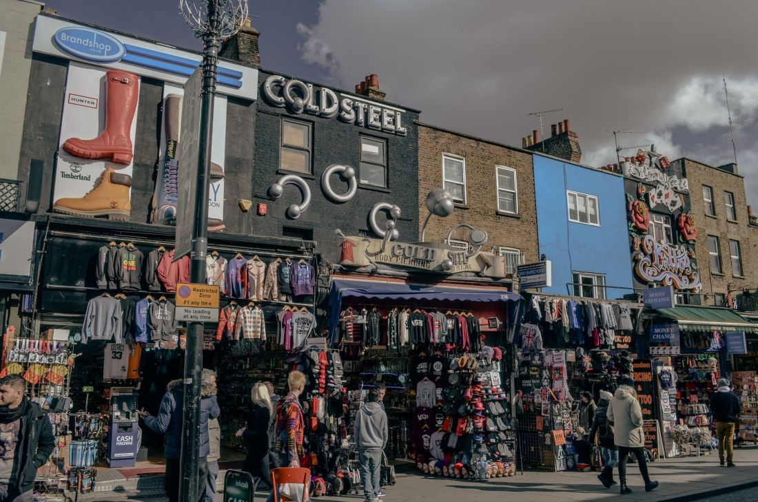 Färgglada butiker på Camden Market i London