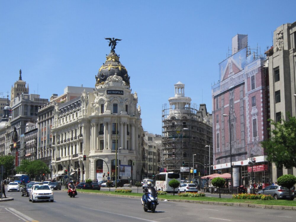 Gatuvy over Gran Via i Madrid en solig dag