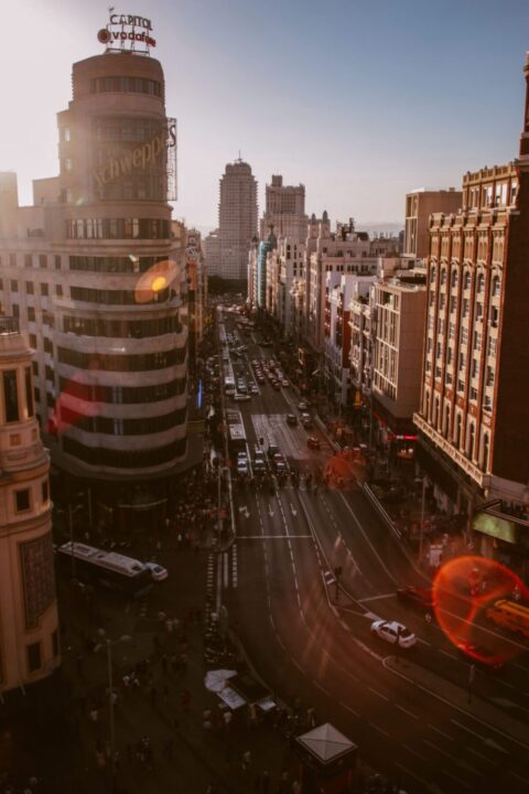 Gran Via i Madrid vid solnedgang med klassisk arkitektur