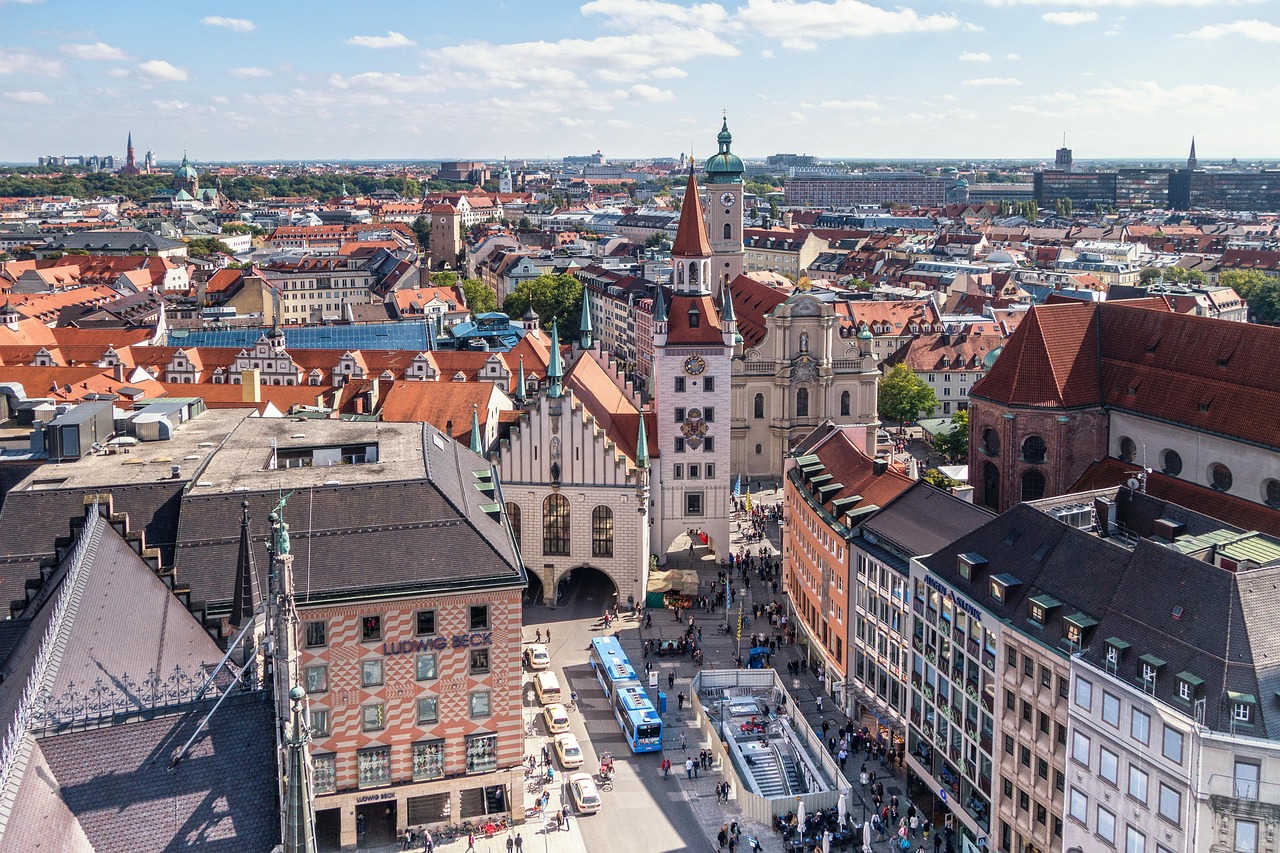 Marienplatz och rådhuset i München en solig dag