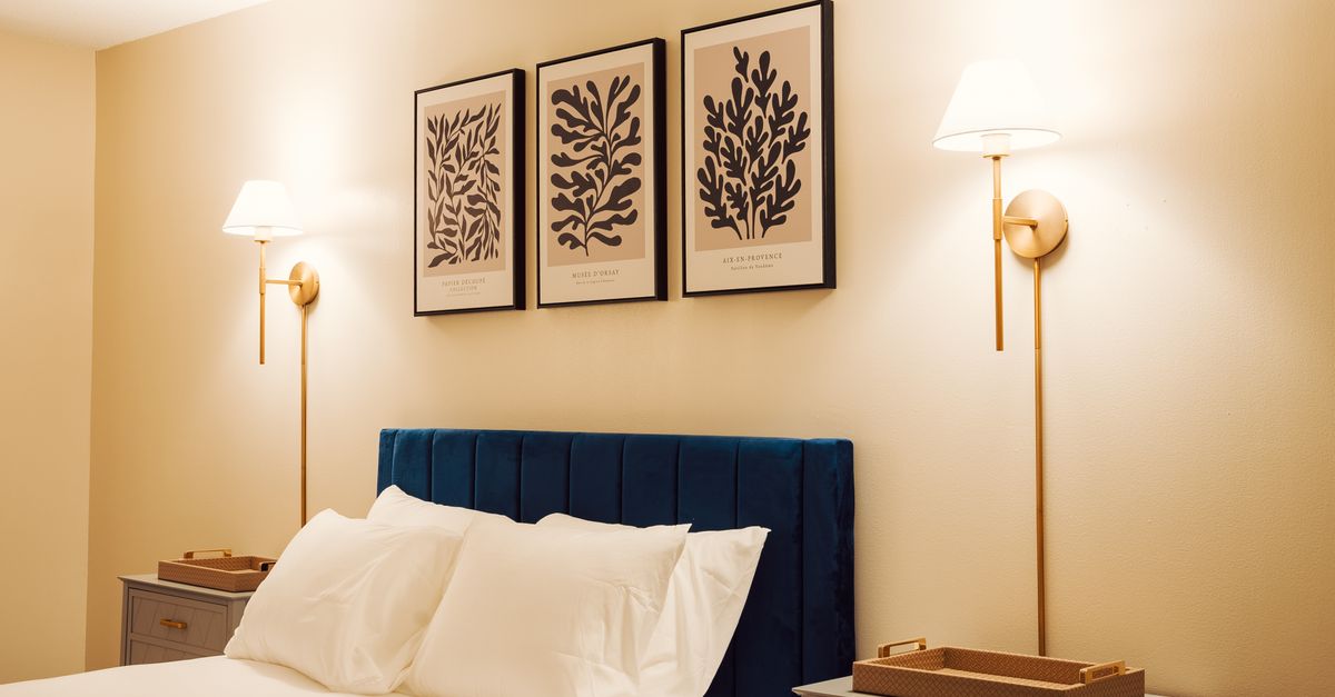 Modernt hotellrum med dubbelsäng, exempel på boendestandard