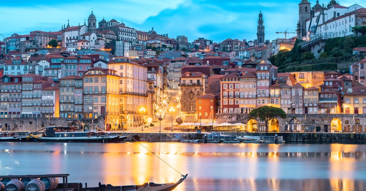 Vacker gata med traditionell arkitektur i centrala Porto