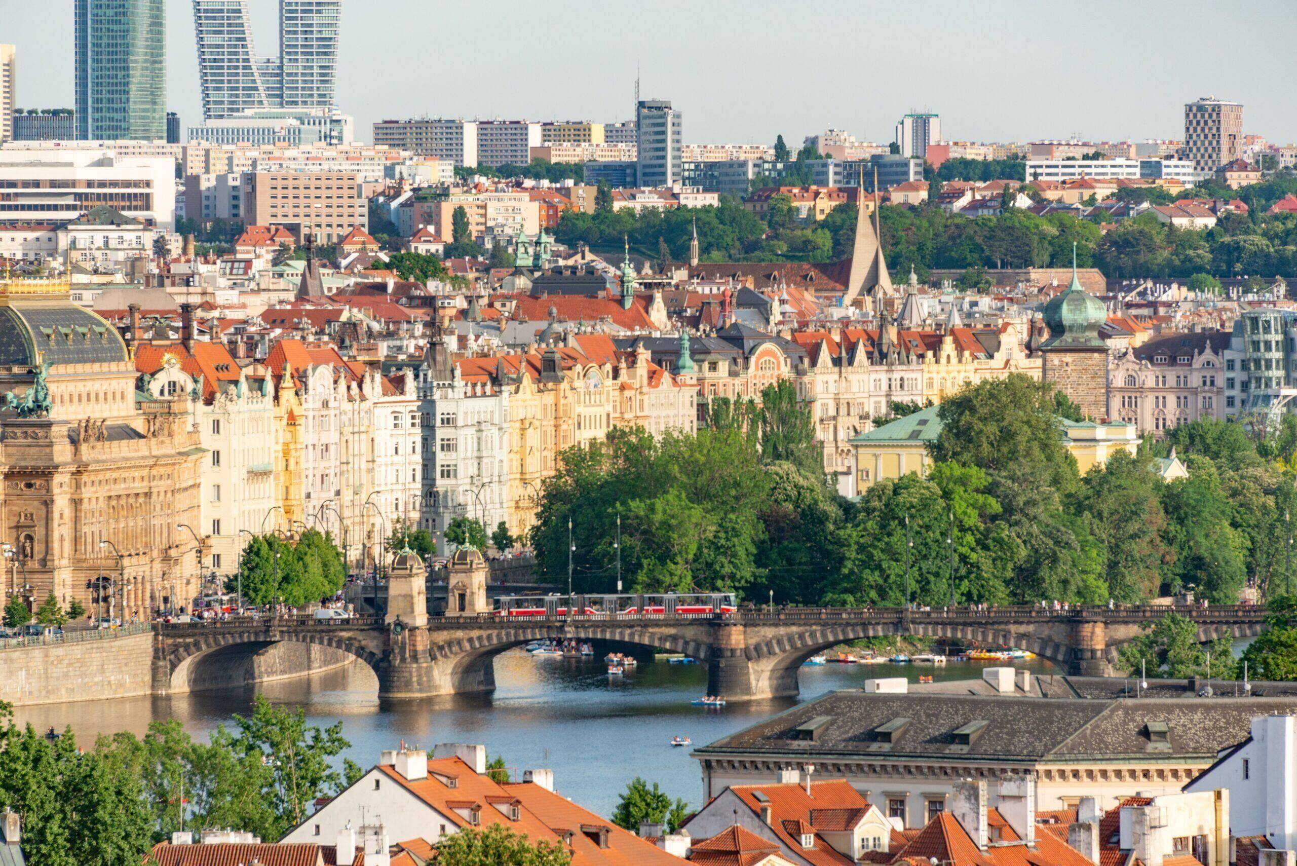 Flygvy över Prag med Karlsbron och Moldau