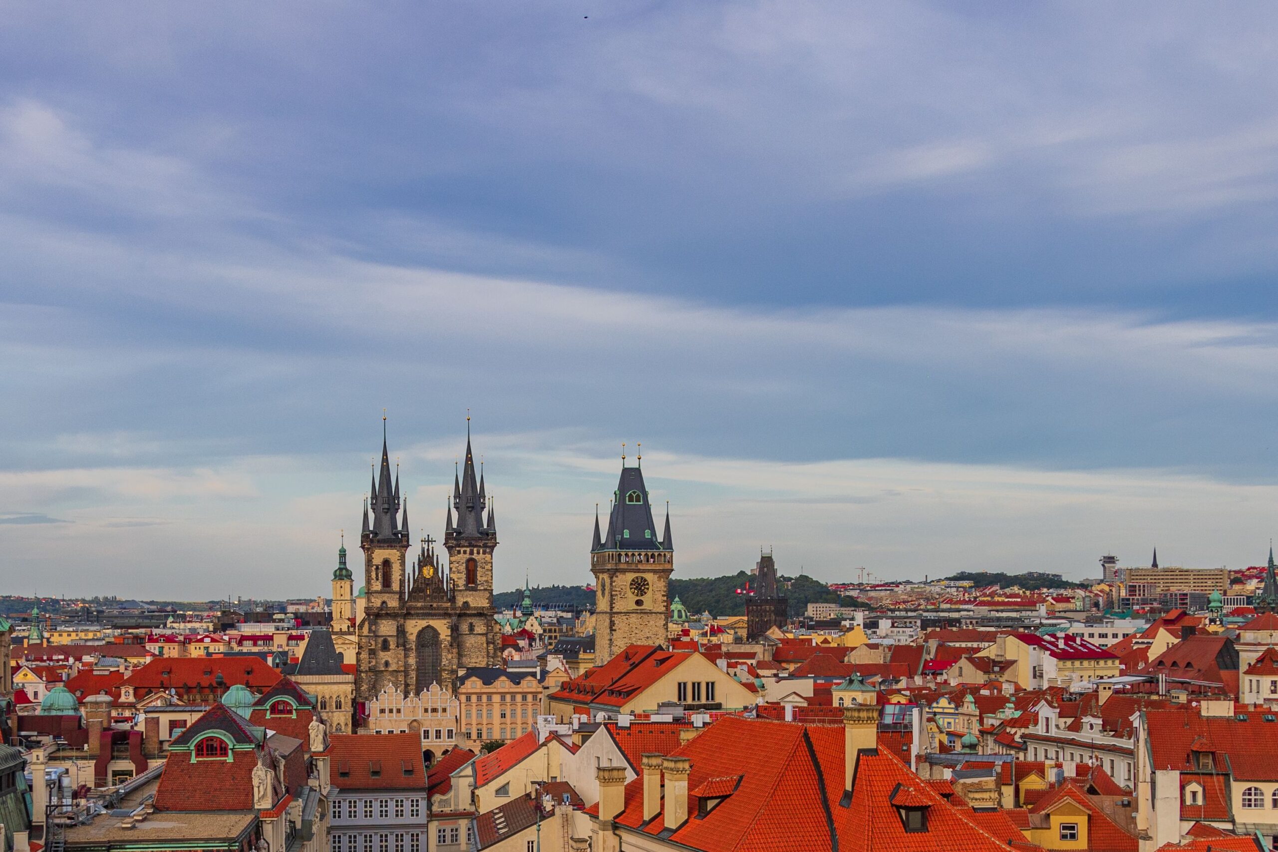 Vy uppifrån över Gamla stans torg i Prag med kyrktorn
