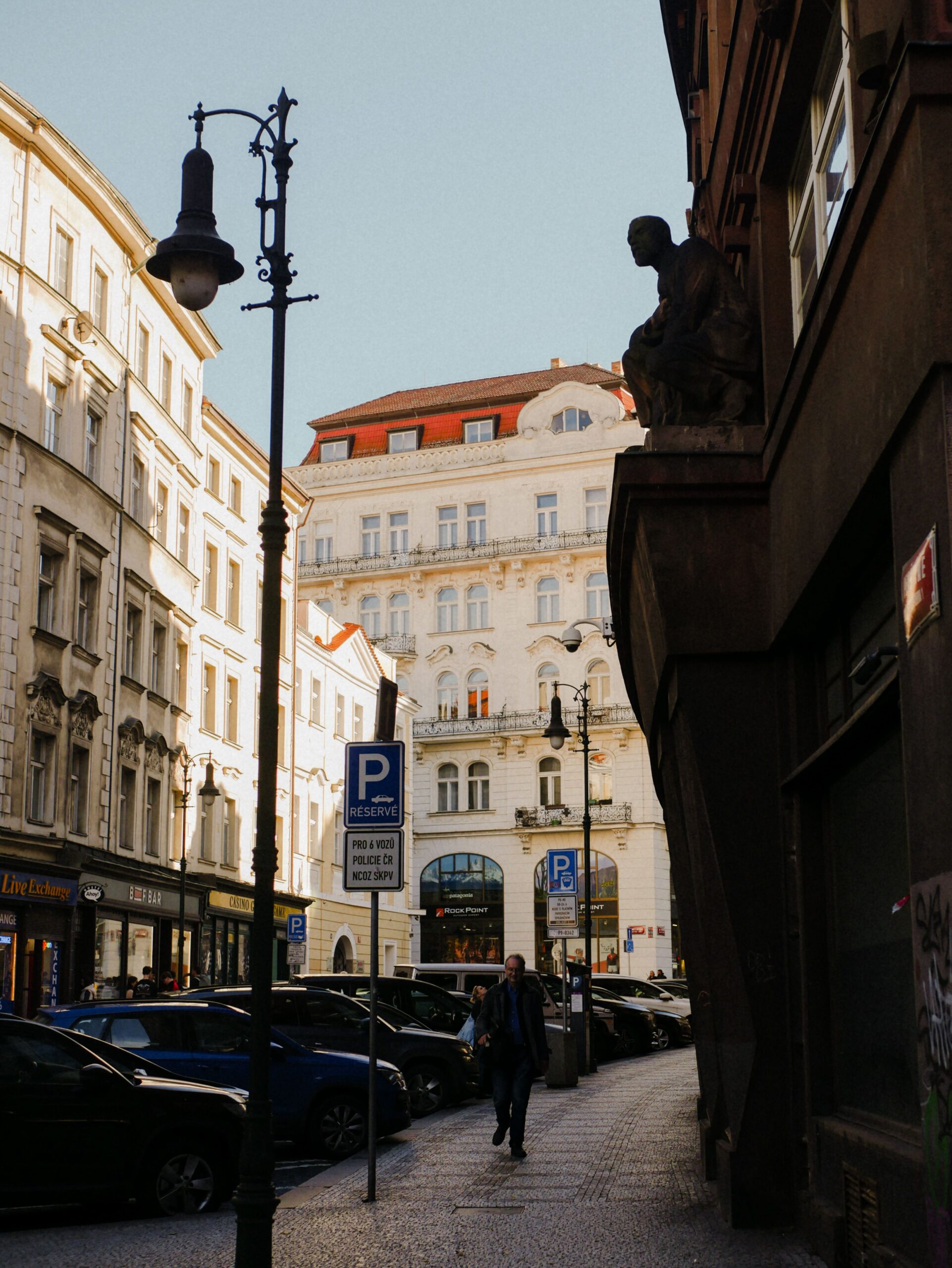 Gata med historiska hus i centrala Prag