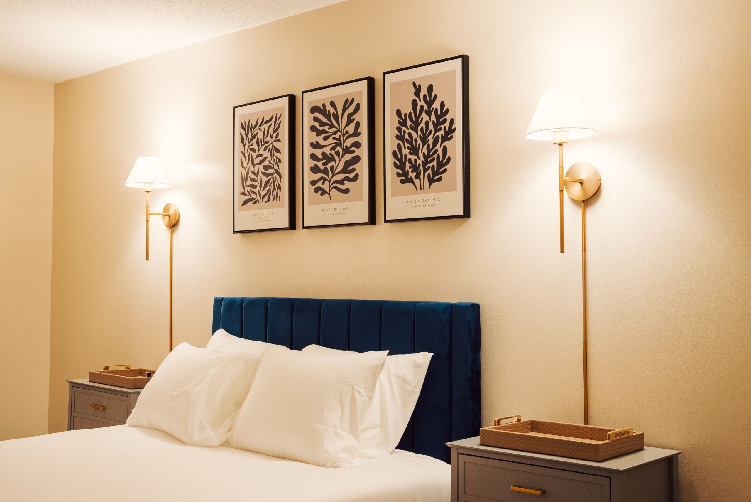 Modernt hotellrum med stilren inredning