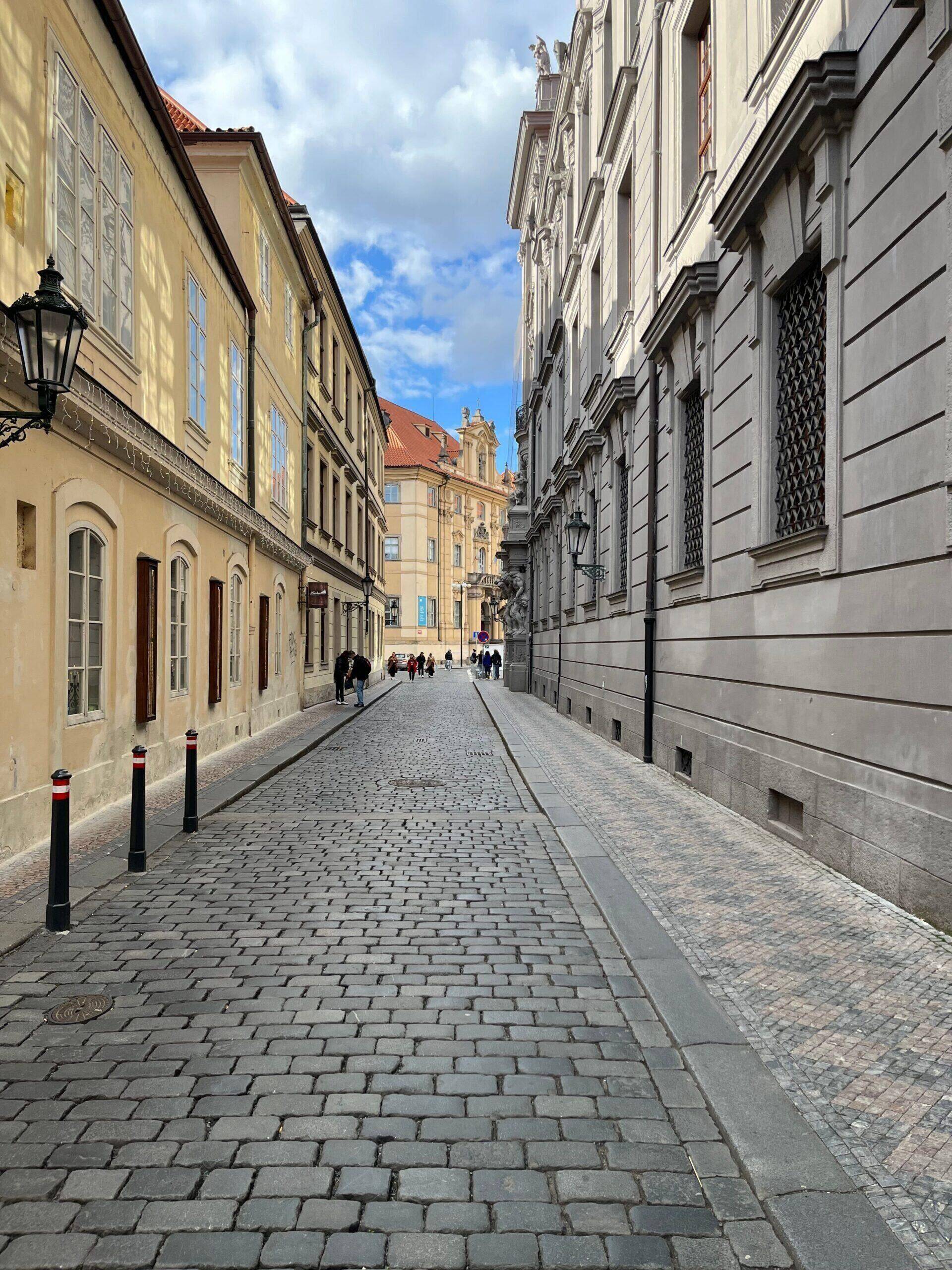 Kullerstensgata i Prags historiska Gamla stan