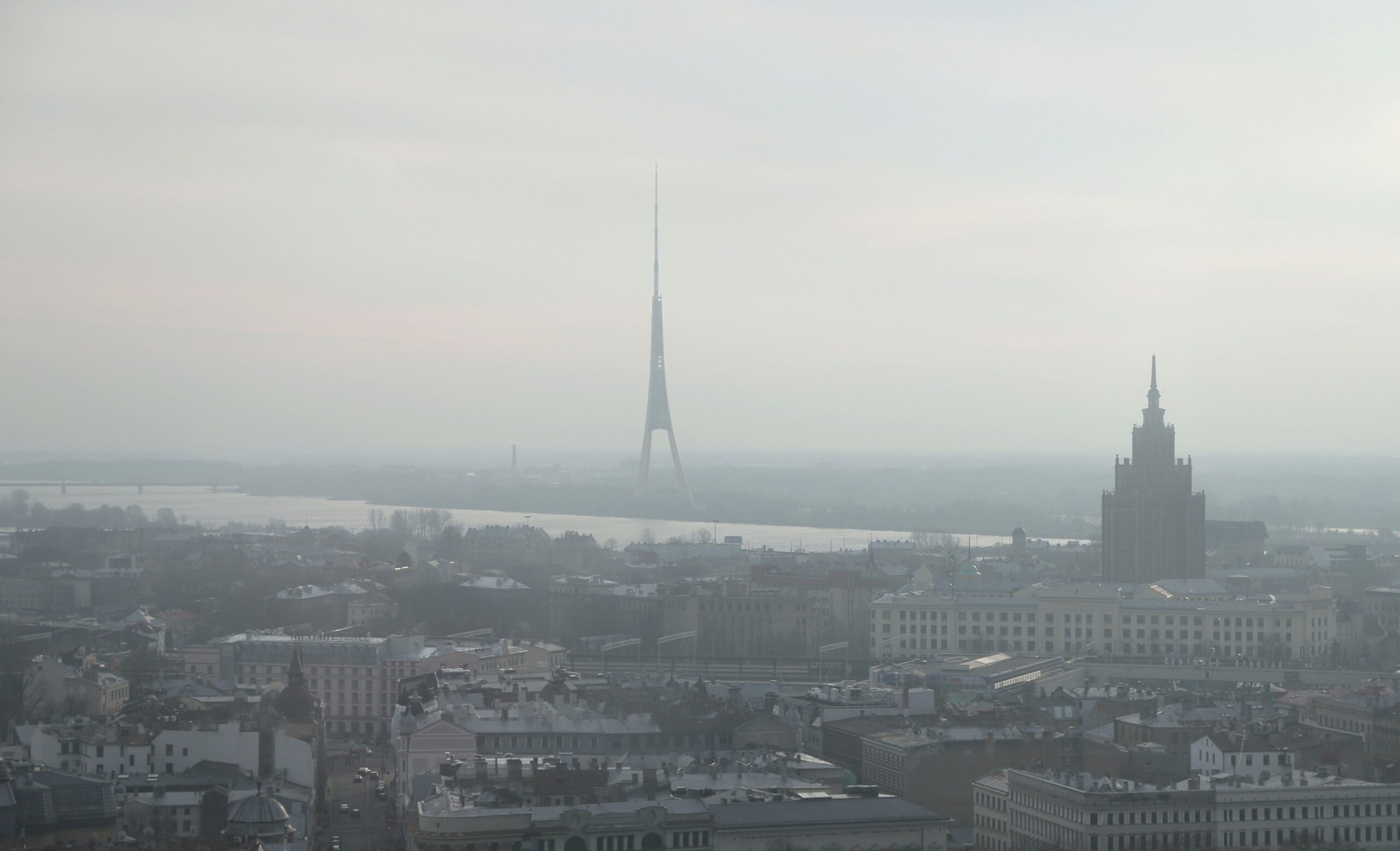 Flygvy over Riga i dis med TV-tornet synligt