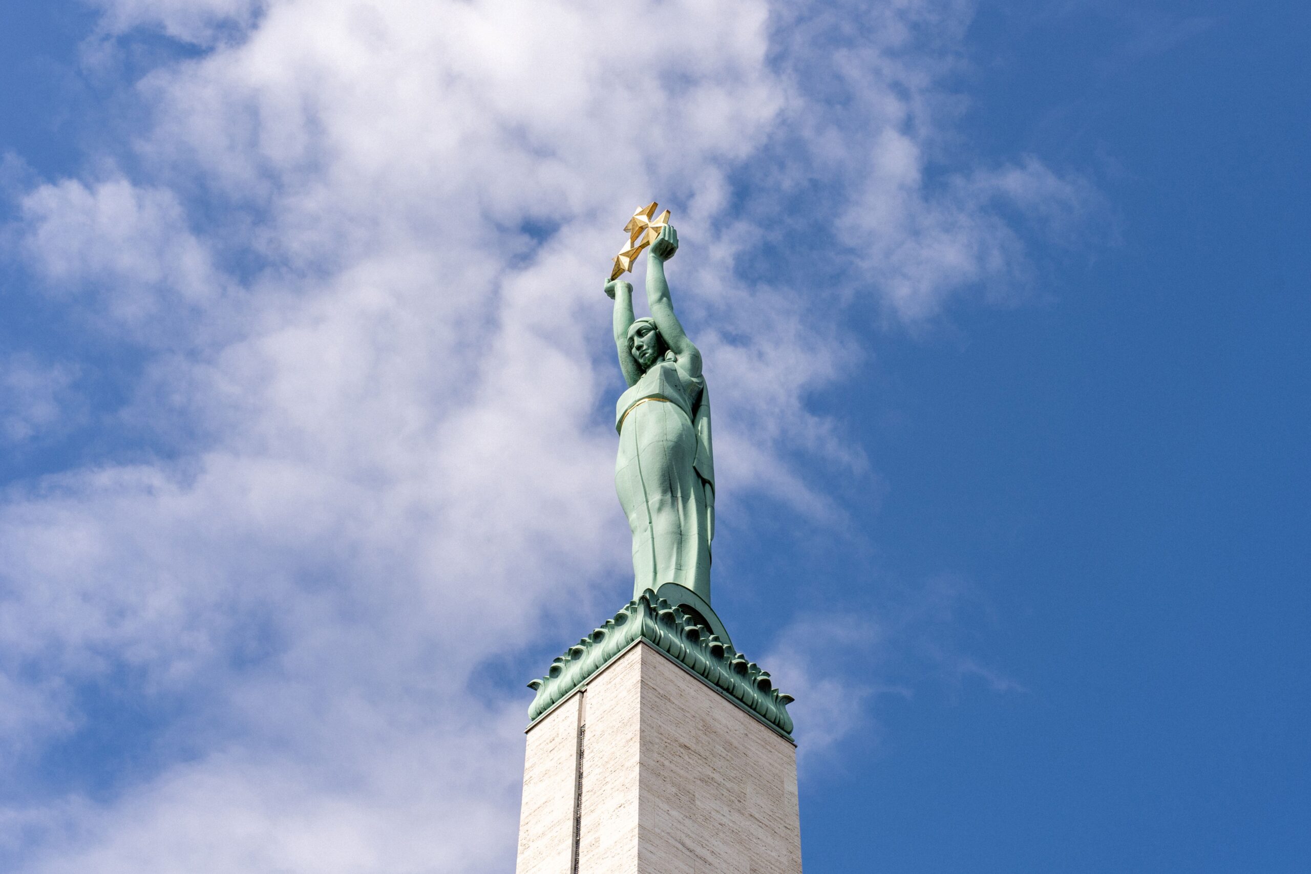 Frihetsmonumentet i Riga mot bla himmel