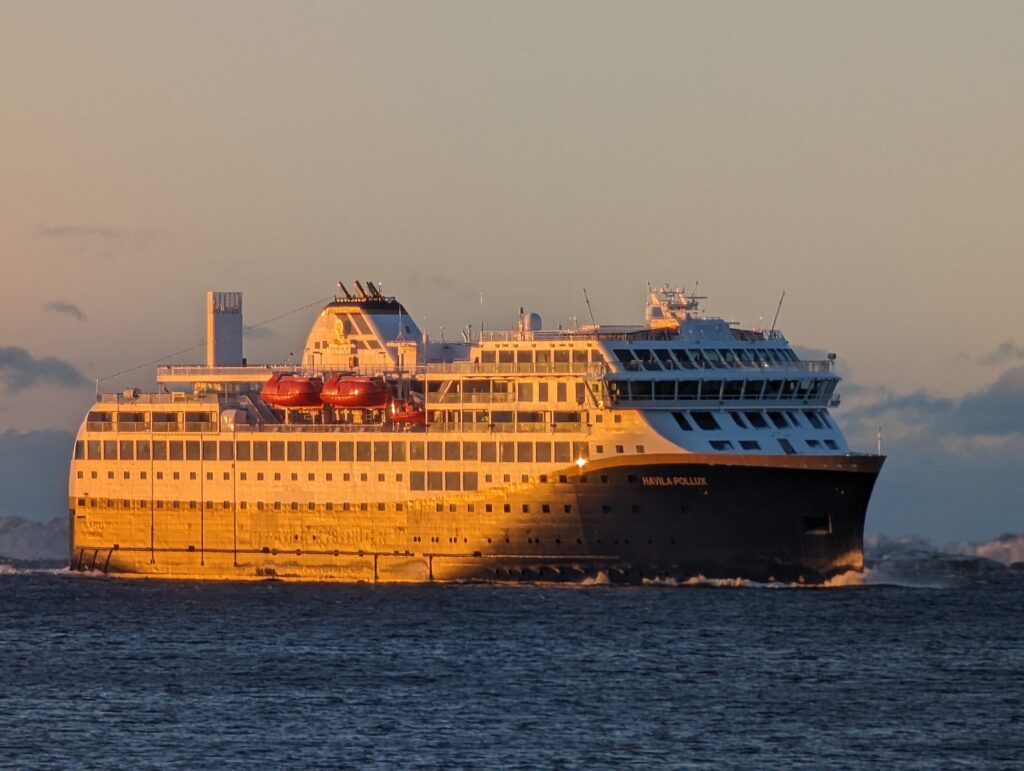 Fartyget Havila Pollux från Havila Kystruten längs den norska kusten i kvällssol