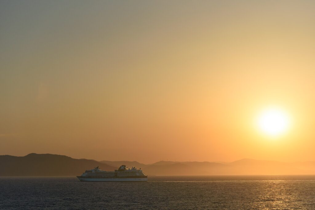 Kryssningsfartyget Celebrity Infinity i soluppgång utanför Kos i Grekland