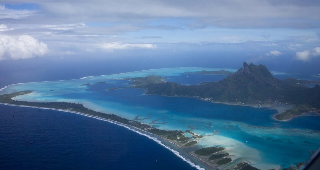 Flygbild över Bora Boras lagun, barriärrev och berget Otemanu i Franska Polynesien