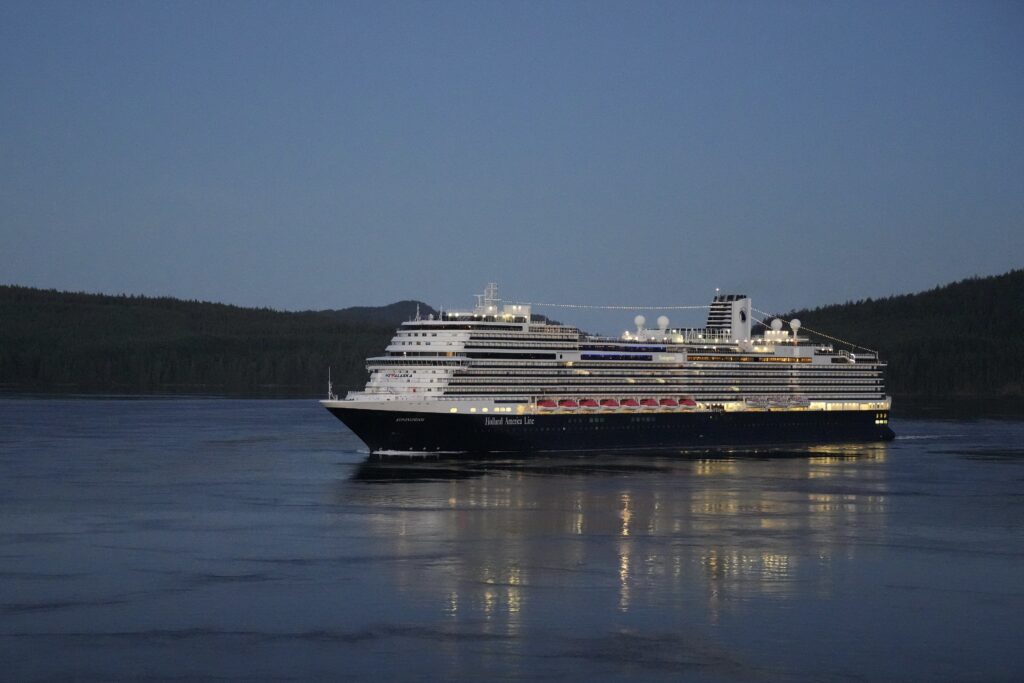 Kryssningsfartyget Koningsdam från Holland America Line upplyst i skymning