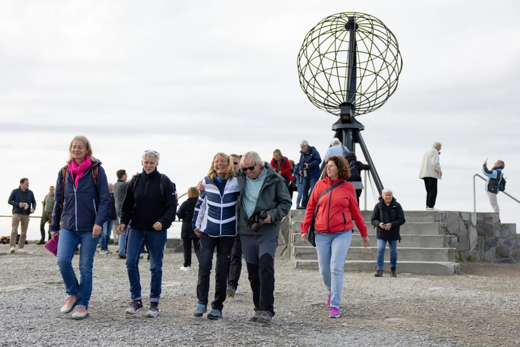 Resenärer vid jordglobsmonumentet på Nordkapsplatån