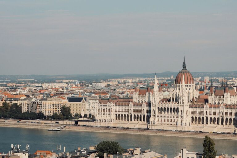 Ungerska parlamentsbyggnaden vid Donau i Budapest med stadens tak i bakgrunden
