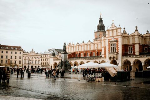Stora torget i Kraków med Sukiennice-hallen, rådhustornet och marknadsstånd