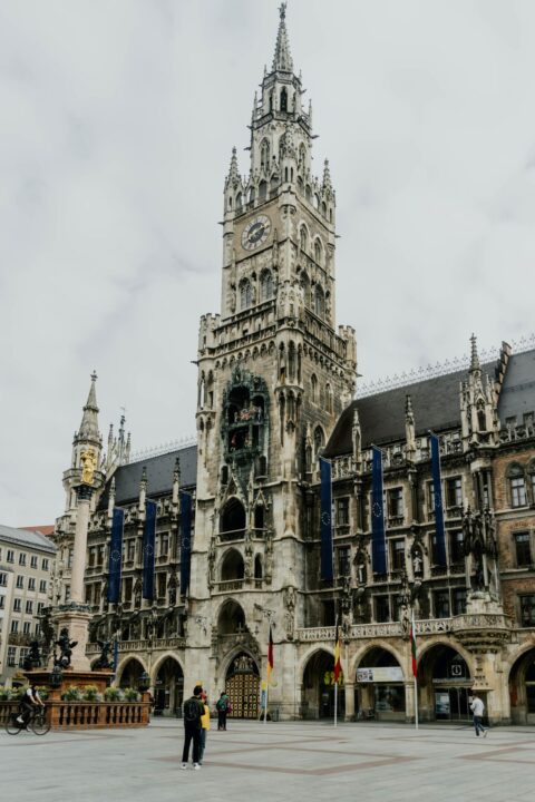 Neues Rathaus med sitt Glockenspiel vid Marienplatz i München